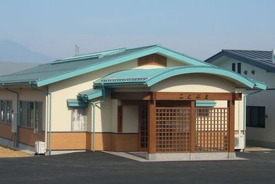 落ち着いた外観の建物