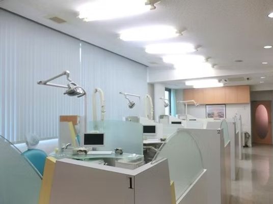 機能訓練室の明るい窓際  