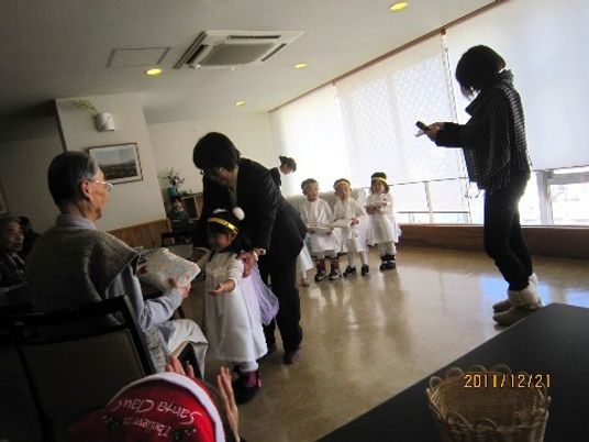 職員と利用者の笑顔の瞬間