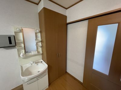 洗面台と収納のある部屋