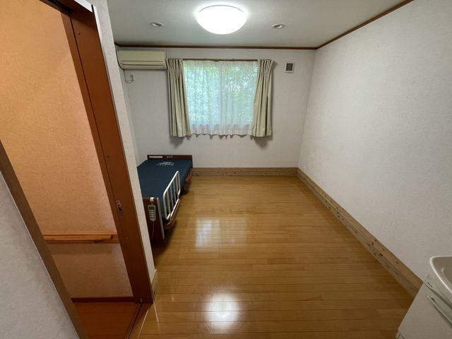 広々とした居室 居室 日中は自然光で明るく、ゆったりとした個室には、プライベートな時間を大切に過ごせる空間が広がっています。