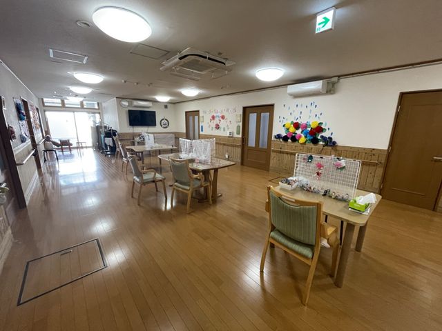広々とした共有スペース ラウンジ 広々とした空間に、自然光が溢れるラウンジです。机と椅子があり、リラックスしながら過ごせます。