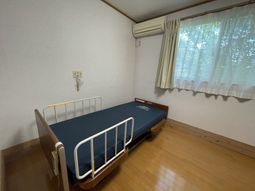 ベッドと窓のある部屋