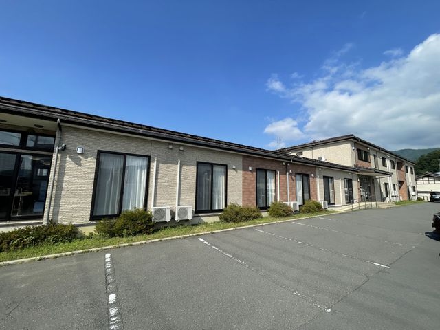 駐車場のある外観 外観 日差しが心地良い環境で、仕事に活気をもたらします。建物の前には広々とした駐車場があります。
