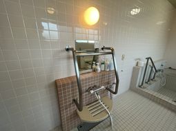 落ち着いた雰囲気の浴室