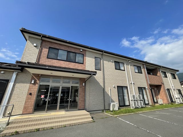 エントランス外観 外観 自然光が室内にたっぷりと降り注ぐ、快適な出入口です。清潔感のある広々とした空間が広がります。