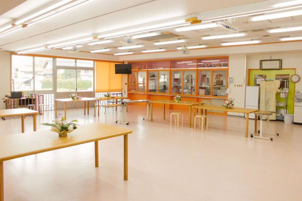 自然光が差し込む多目的室