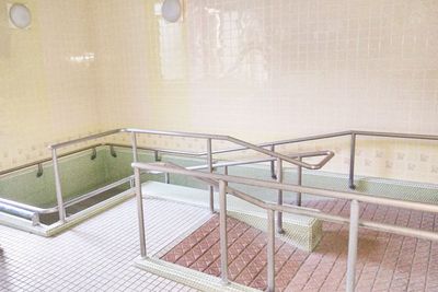 手すり付の浴室