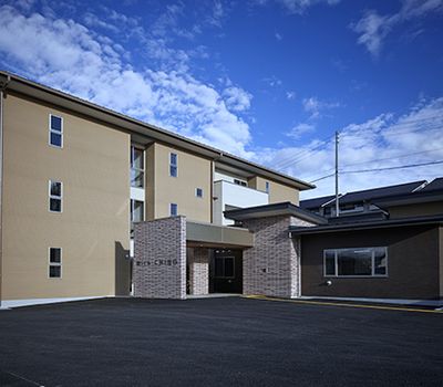空を背景にした建物外観