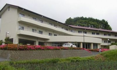 緑に囲まれた外観
