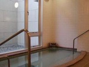 浴槽と窓のある部屋