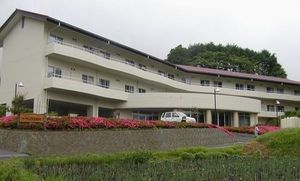 緑に囲まれた建物外観
