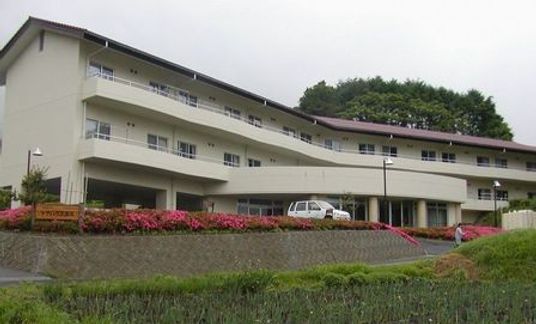 緑に囲まれた建物外観