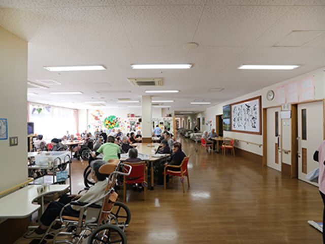 広々とした共有スペース ラウンジ 多くの方が集まる広々とした空間です。自然光が差し込み、明るい雰囲気を提供します。
