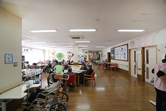 広々とした共有スペース ラウンジ 多くの方が集まる広々とした空間です。自然光が差し込み、明るい雰囲気を提供します。