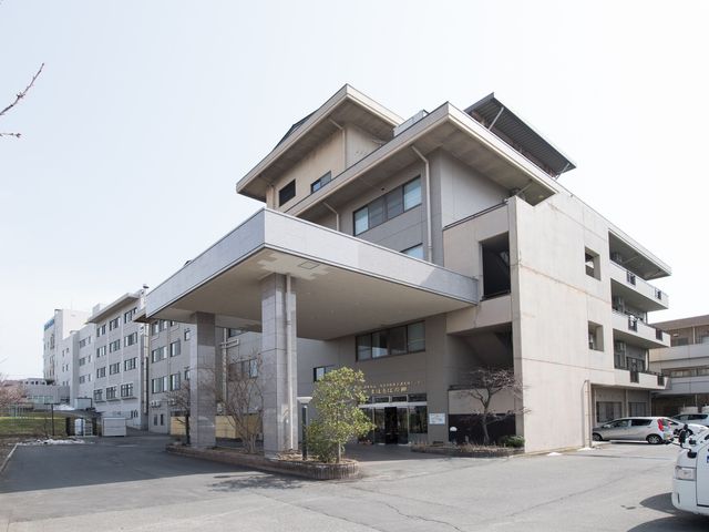 立派な建物の外観 外観 立派な建物が印象的です。高い屋根が特徴で、訪れる人々を迎え入れています。