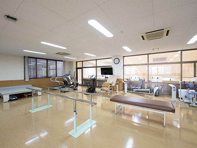 多様な設備がある空間 機能訓練室 広々としたトレーニングスペースでは、様々なリハビリ機器を使いながら安心して訓練に取り組めます。