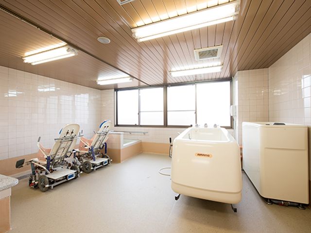 明るい浴室の様子 浴室 自然光が差し込む明るい空間です。車椅子の方にも対応した設備が整っています。