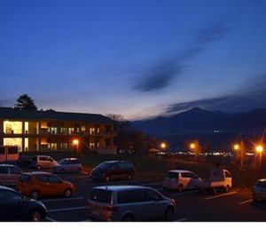 夜の建物外観