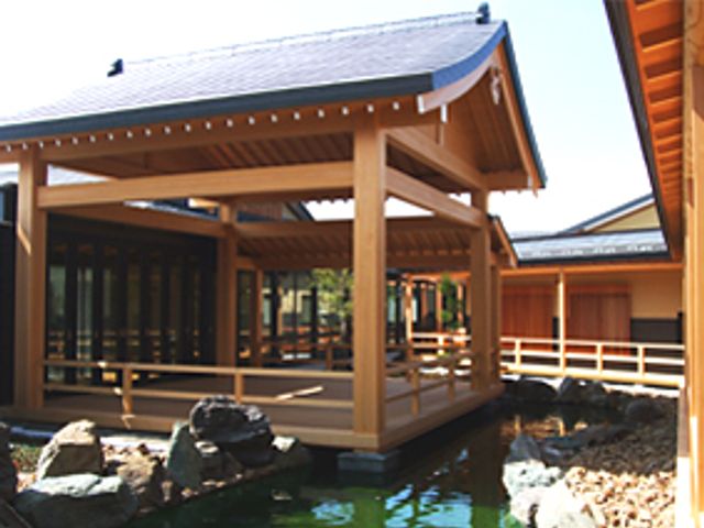木造りの中庭 中庭 自然の素材を活かした穏やかな中庭です。心落ち着く休憩スペースとして利用できます。