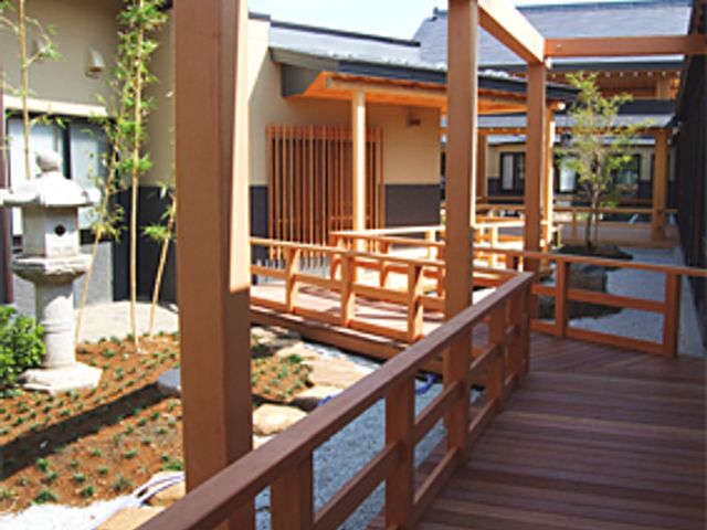 静かな雰囲気の中庭 中庭 木のぬくもりに包まれた回廊は、穏やかな自然光と緑が心を癒します。