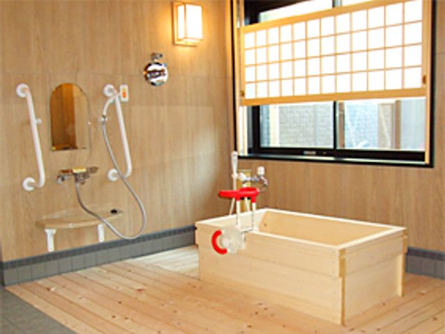 木造の内観浴室 浴室 自然光が優しく差し込む浴室は、木の温もりを感じる落ち着いた空間です。安全な入浴をサポートします。