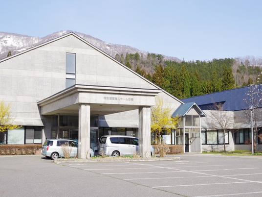 山並み望む施設外観  
