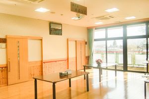自然光が明るいラウンジ