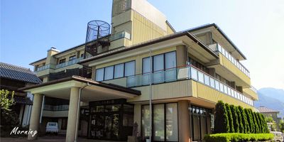 広々とした外観