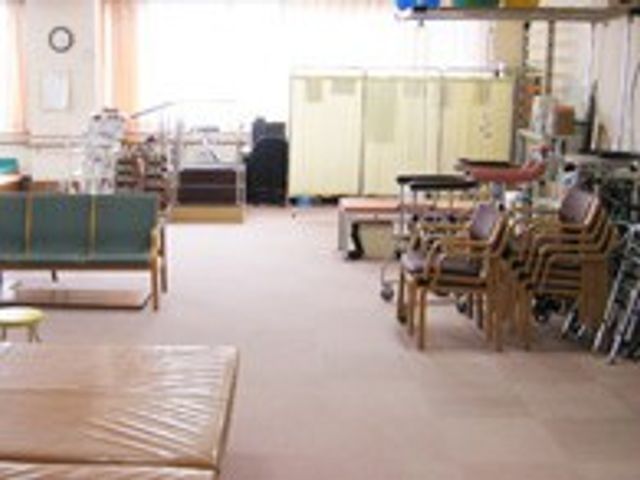 自然光が入る部屋 機能訓練室 広々とした空間に自然光が差し込む訓練室では、リハビリが心地よく行えます。
