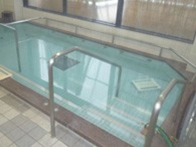 大きな浴槽がある浴室 浴室 広々とした清潔な浴室です。手すりが完備され、安全に入浴ができます。
