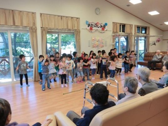 園児と高齢者の交流イベント