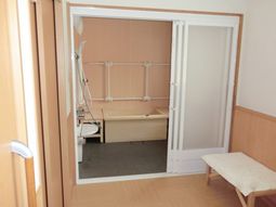 明るい浴室の入口