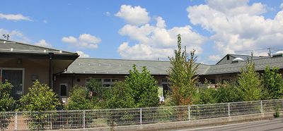 緑に囲まれた建物外観