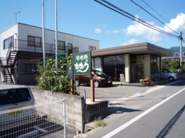 車が置かれた建物外観 外観 広々とした駐車場を備えた施設の外観です。採用を検討する際に安心感をもたらす環境です。