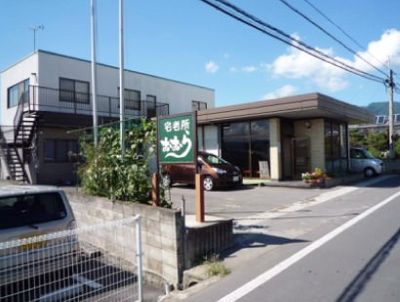 車が置かれた建物外観