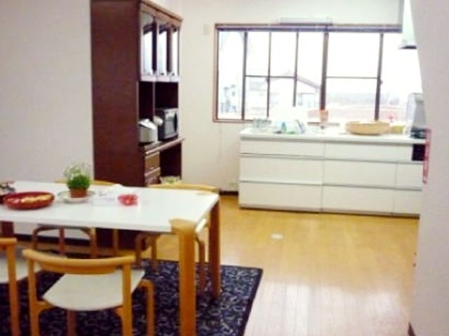 明るいスペースのキッチン キッチン 自然光がたっぷり入る明るいキッチンです。食事の準備がしやすい広々とした空間を提供しています。