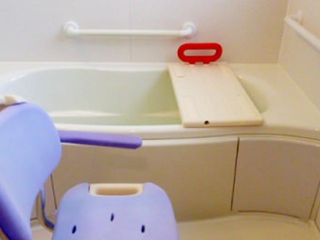 安全設備の整った浴室 浴室 広々とした浴槽は、安全に配慮した設計です。多くの方が安心してご利用いただけます。