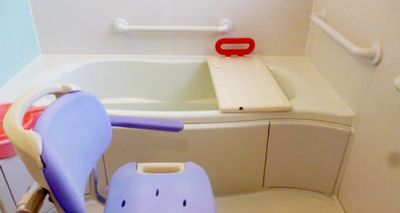 安全設備の整った浴室