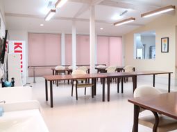 明るい空間の食堂エリア