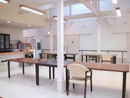 白を基調とした明るい多目的室