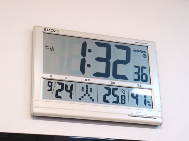 大型のデジタル時計表示 時計 清潔感のあるスペースには、見やすい大型デジタル時計が設置され、快適な環境を保つための温湿度管理も行われています。
