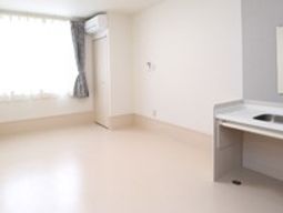 明るい空間の空の居室