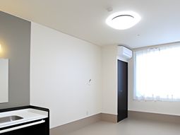 シンプルな居室の様子
