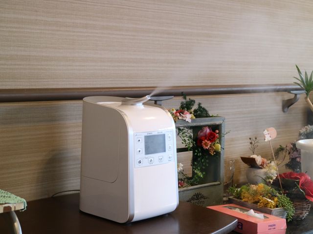 快適リビングの空気清浄機 加湿器 手入れが行き届いたリビングには、空気を清潔に保つための空気清浄機が設置されており、快適な環境が整っています。