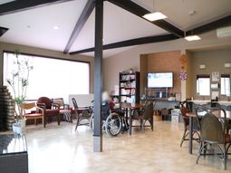 明るい共有ラウンジの様子