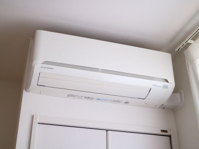 壁に取り付けられたエアコン 空調設備 快適な環境作りをサポートする壁掛け式エアコンです。暑い夏や寒い冬も、快適にお過ごしいただけます。