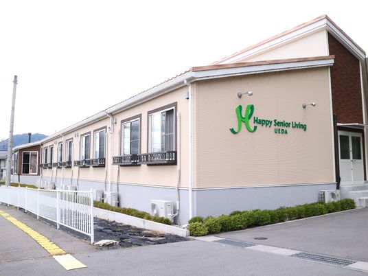 明るい外観の施設