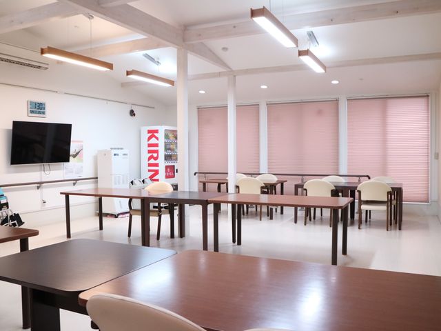広々とした明るい食堂 食堂 ゆったりとした空間で明るい採光が特長の食堂です。共有スペースでの憩いの場として、お食事や交流が楽しめます。