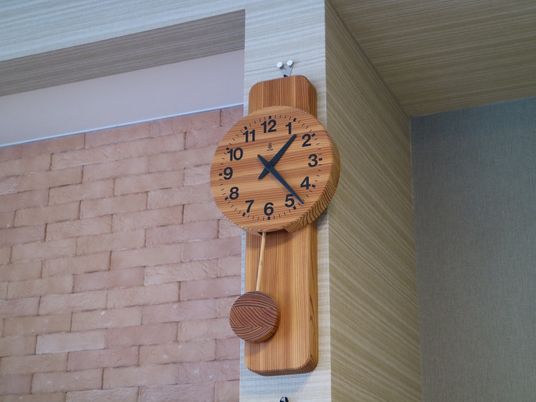 壁掛け時計と内装の一部